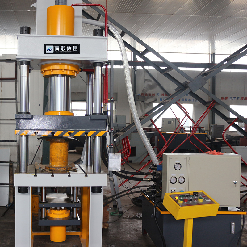 100噸液壓墊拉伸機金屬成型油壓機滕州南鍛廠家試機