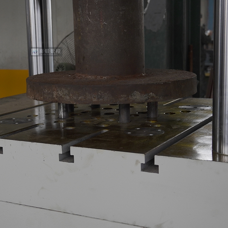 液壓墊在四柱拉伸油壓機中的作用是什么