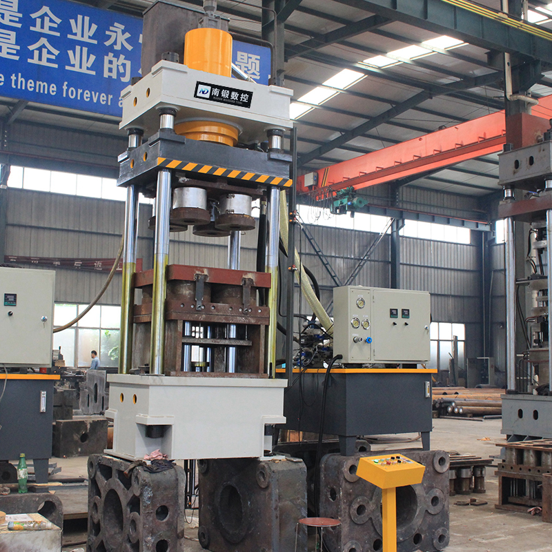 滕州廠家200噸碳化硅坩堝成型液壓機200t石英石匣缽石墨坩堝成型四柱油壓機