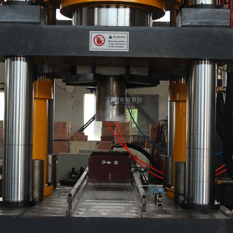 滕州500噸牛羊舔磚粉末成型油壓機(jī)5-10公斤鹽磚機(jī)