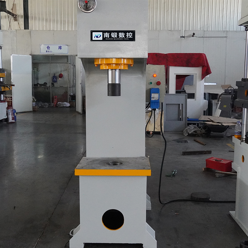 單柱油壓機的特點和安全操作