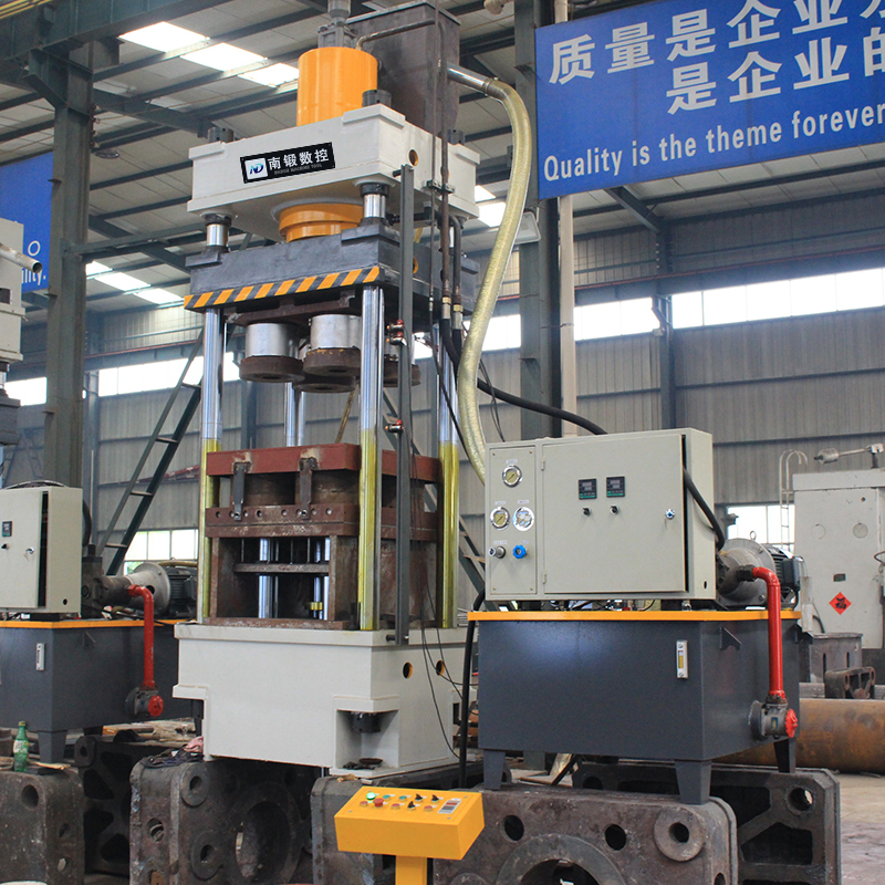 滕州廠家200噸碳化硅坩堝成型液壓機200t石英石匣缽石墨坩堝成型四柱油壓機