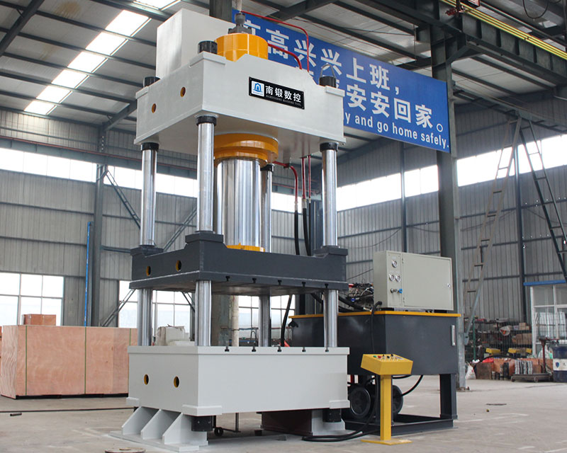 四柱油壓機(jī)的型號(hào)有那些？特點(diǎn)是什么？