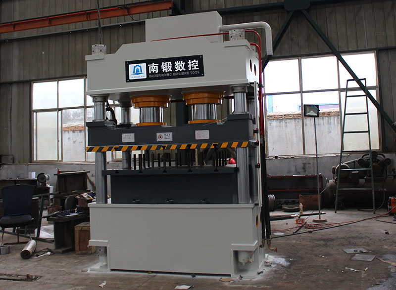 四柱油壓機的產(chǎn)品的導(dǎo)向結(jié)構(gòu)