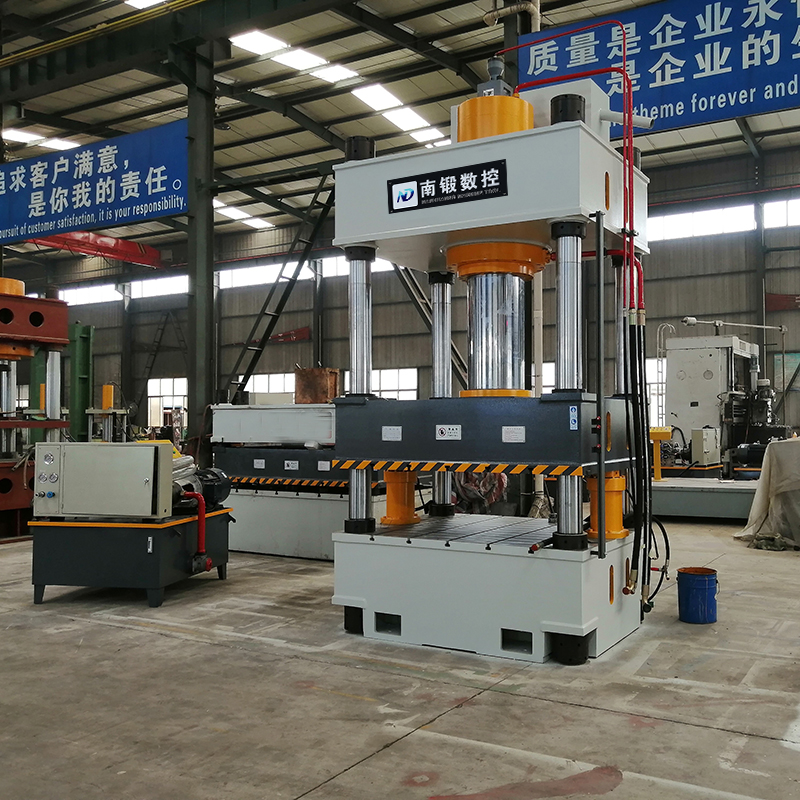 特價(jià)直銷(xiāo)400噸壓力機(jī)1600x900三梁四柱液壓機(jī)不銹鋼水槽成型油壓機(jī)封頭拉伸液壓機(jī)