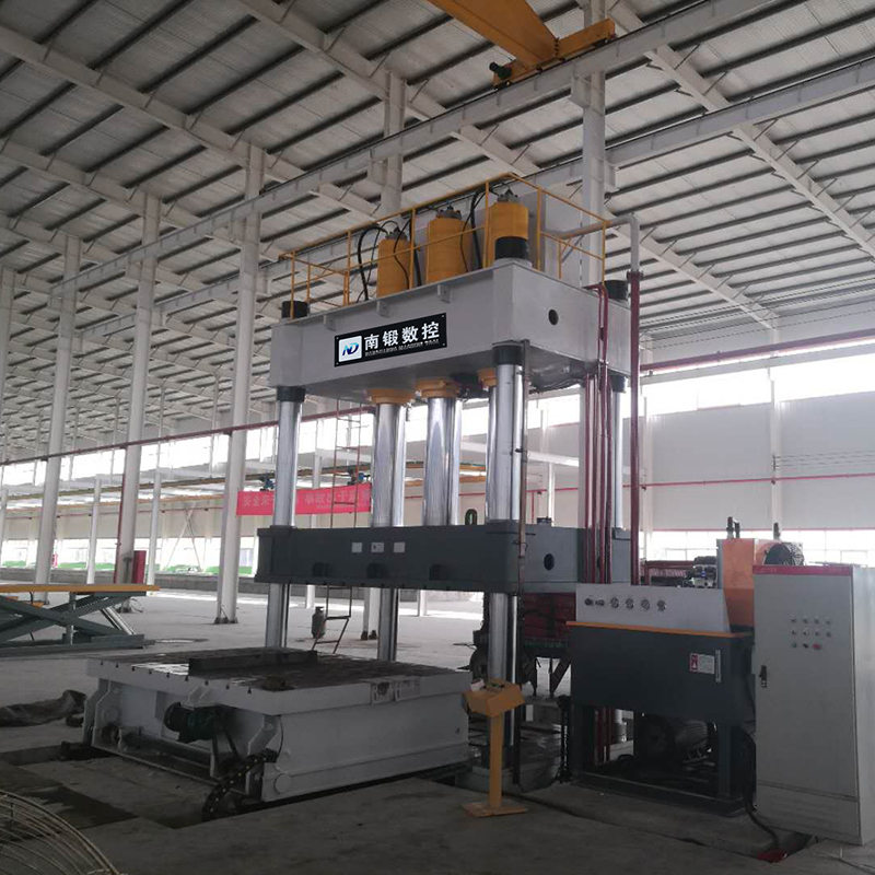 630噸四柱油壓機帶移動工作臺帶液壓墊液壓機壓汽車內飾油壓機