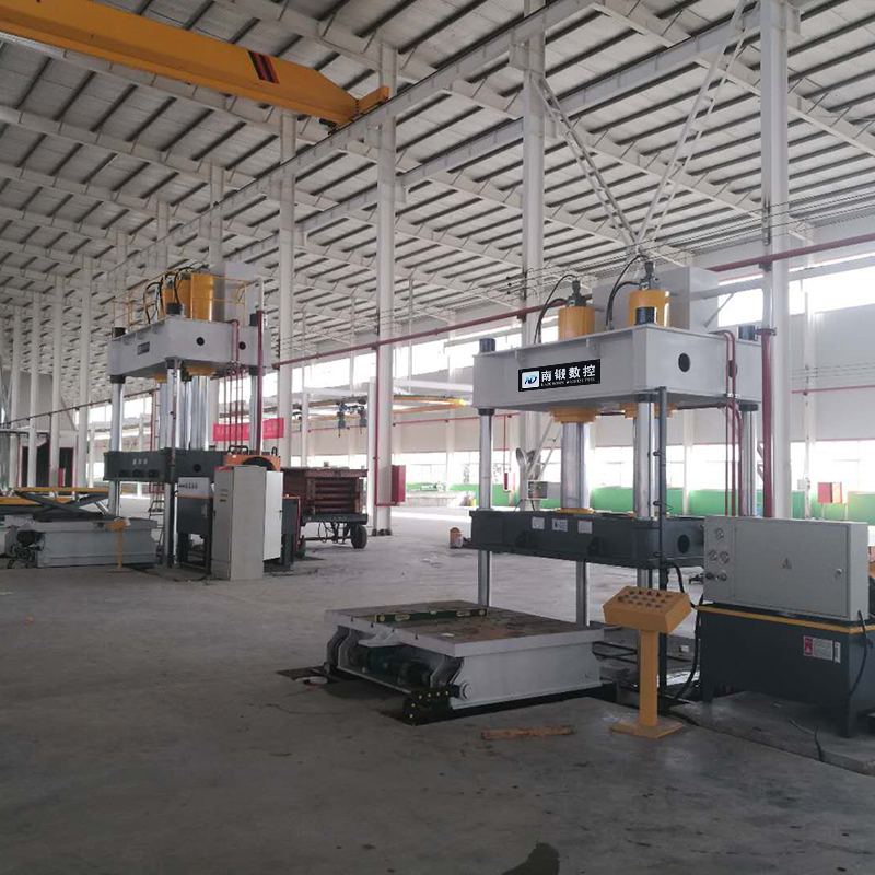 800噸三缸三梁四柱帶移動(dòng)工作臺(tái)帶液壓墊液壓機(jī)壓汽車配件液壓機(jī)