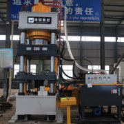 牛羊舔磚液壓機生產(chǎn)出來的鹽磚用途