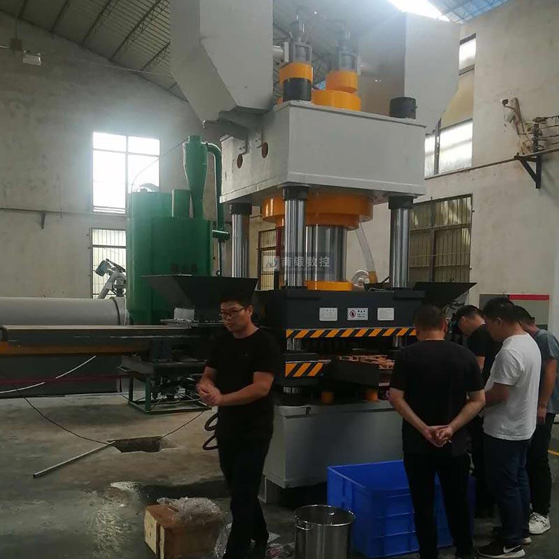 魚(yú)餌壓塊機(jī)630噸雙色魚(yú)餌塊成型油壓機(jī)